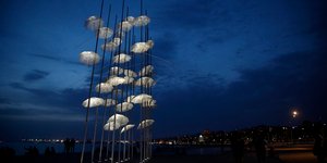 Οι Ομπρέλες του Ζογγολόπουλου στη Θεσσαλονίκη σε λευκό φως