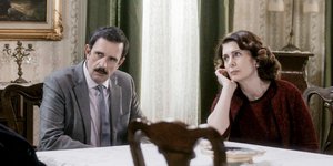 Ο Λεωνίδας Κακούρης και η Κατερίνα Διδασκάλου σε σκηνή της σειράς «Άγριες Μέλισσες»