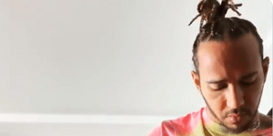 Ο Λιούις Χάμιλτον με την κιθάρα του Ντέιβιντ Μπόουι