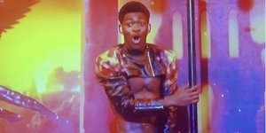 Ο Lil Nas X την ώρα που σκίζεται το παντελόνι του στο live του Saturday Night Live