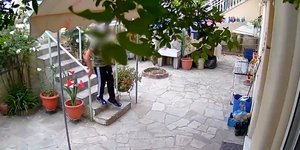 άνδρας κατεβαίνει σκαλιά σε σπίτι στην Πάτρα