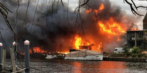 Λονδίνο: Πυρκαγιά ξέσπασε σε νησί στον Τάμεση