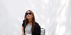 γυναίκα με βερμούδα και τοπ