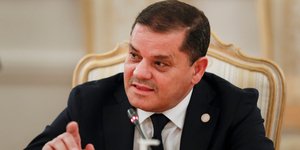 Ο Λίβυος πρωθυπουργός Αμπντέλ Χαμίντ Ντμπεϊμπά μιλάει δείχνοντας