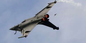 μαχητικό αεροσκάφος πετάει σε ουρανό