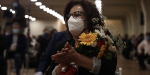 Μάγδα Φύσσα με λουλούδια στα χέρια
