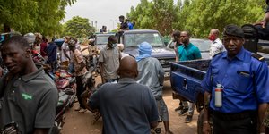 Στρατιώτες αστυνομικοί και κόσμος στο Μάλι