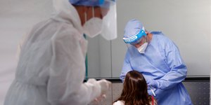 Γιατροί κάνουν εμβόλιο κορωνοϊού σε γυναίκα στη Μάλτα