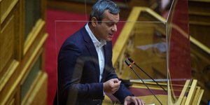 Ο Χάρης Μαμουλάκης του ΣΥΡΙΖΑ στην Βουλή