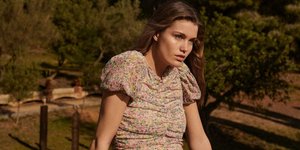 γυναίκα με φόρεμα Mango