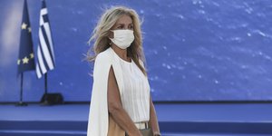 Μαρέβα Μητσοτάκη με λευκά ρούχα και τσάντα