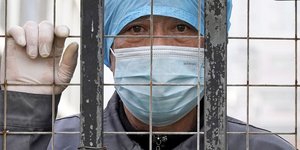 γιατρος πισω απο καγκελα 