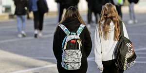 Μαθήτριες με τσάντες στο σχολείο