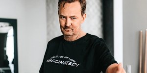 Ο Μάθιου Πέρι με το μαύρο μπλουζάκι που διαφημίζει 