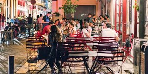 Κόσμος σε εστιατόριο μετά το τέλος του lockdown