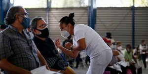 Γιατρός γυναίκα κάνει εμβολιασμούς στο Μεξικό