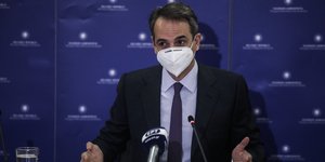 Ο Κυριάκος Μητσοτάκης σε δηλώσεις με μάσκα