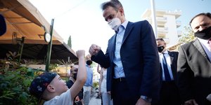 Ο Κυριάκος Μητσοτάκης με πιτσιρικά στην Καλαμαριά