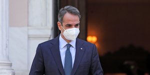 Κυριάκος Μητσοτάκης με μάσκα στα σκαλιά του Μαξίμου