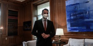 Ο Κυριάκος Μητσοτάκης στο γραφείο του στο Μαξίμου 