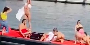 Γυμνά μοντέλα σε πολυτελές σκάφος στην Τουρκία