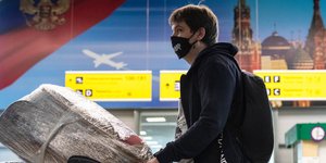 Ανδρας σε αεροδρόμιο στην Μόσχα