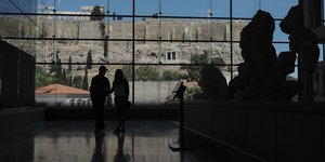 Ζευγάρι στο μουσείο της Ακρόπολης