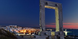 Η Πορτάρα στη Νάξο με φόντο την πόλη