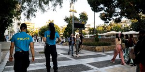 Περιπολίες της ΕΛΑΣ στην πλατεία της Νέας Σμύρνης 