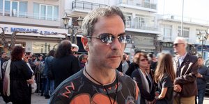 Ο τραγουδιστής Νεκτάριος Σφυράκης σε εξωτερικό χώρο με γυαλιά