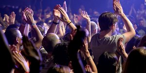 Νέοι διασκεδάζουν στην Ισπανία