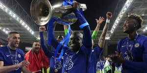 Ο Ενγκολό Καντέ με το τρόπαιο του Champions League