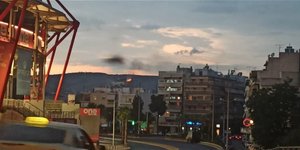 Φωτιά στην Ανω Νεάπολη Νίκαιας ορατή από το στάδιο Καραϊσκάκη στον Πειραιά
