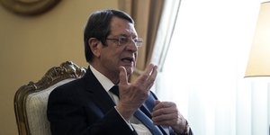 ο Νίκος Αναστασιάδης καθιστός