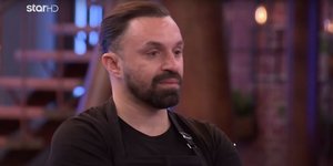 Ο Νίκος Σκορδάκης δακρυσμένος στην αποχώρησή του από το MasterChef 5