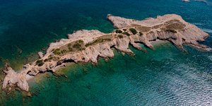 Ντούνη: Το νησάκι της Αττικής με τις αλλεπάλληλες δαντελένιες ακρογιαλιές που πας με τα πόδια