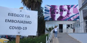 είσοδος για εμβολιασμό κατά του κορωνοϊού με ένα γκράφιτι με νοσοκόμες