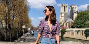 Γυναίκα ποζάρει στην γέφυρα της Notre Dame