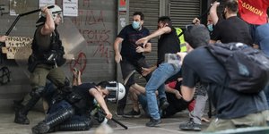 Επεισόδια μεταξύ οικοδόμων και ΜΑΤ έξω από το υπουργείο Εργασίας