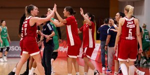 Οι «ερυθρόλευκες» πανηγυρίζουν τη νίκη τους