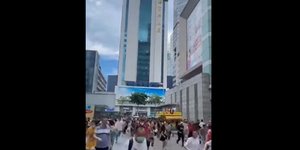 Πανικόβλητοι άνθρωποι τρέχουν να απομακρυνθούν από τον ουρανοξύστη που κουνιέται