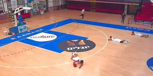 Παίκτες έπεσαν στο παρκέ σε αγώνα μπάσκετ όταν έπεσε πύραυλος κοντά στο γήπεδο