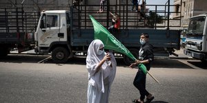 Πολίτης στην Λωρίδα της Γάζας με σημαία της Παλαιστίνης