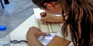 Μια υποψήφια των πανελλαδικών πάνω από το γραπτό της
