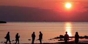 Ηλιοβασίλεμα πλάι στη θάλασσα