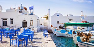 Λιμάνι στην Πάρο με τραπέζια