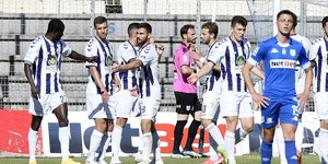 Οι ποδοσφαιριστές του Απόλλωνα Σμύρνης πανηγυρίζουν