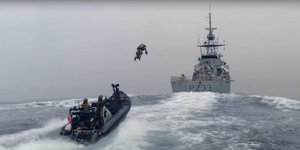 Πεζοναύτες σε άσκηση με στολές αλά Iron Man 