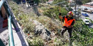 Πυροσβέστης καθαρίζει σκουπίδια σε δύσβατο μέρος