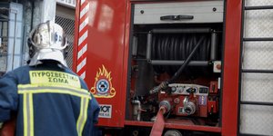 πυροσβέστης με πυροσβεστικό όχημα για φωτιά